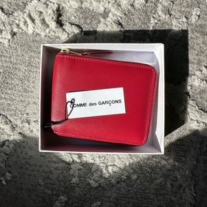 COMME DES GARÇONS WALLETS
Red Classic Leather Zip Wallet